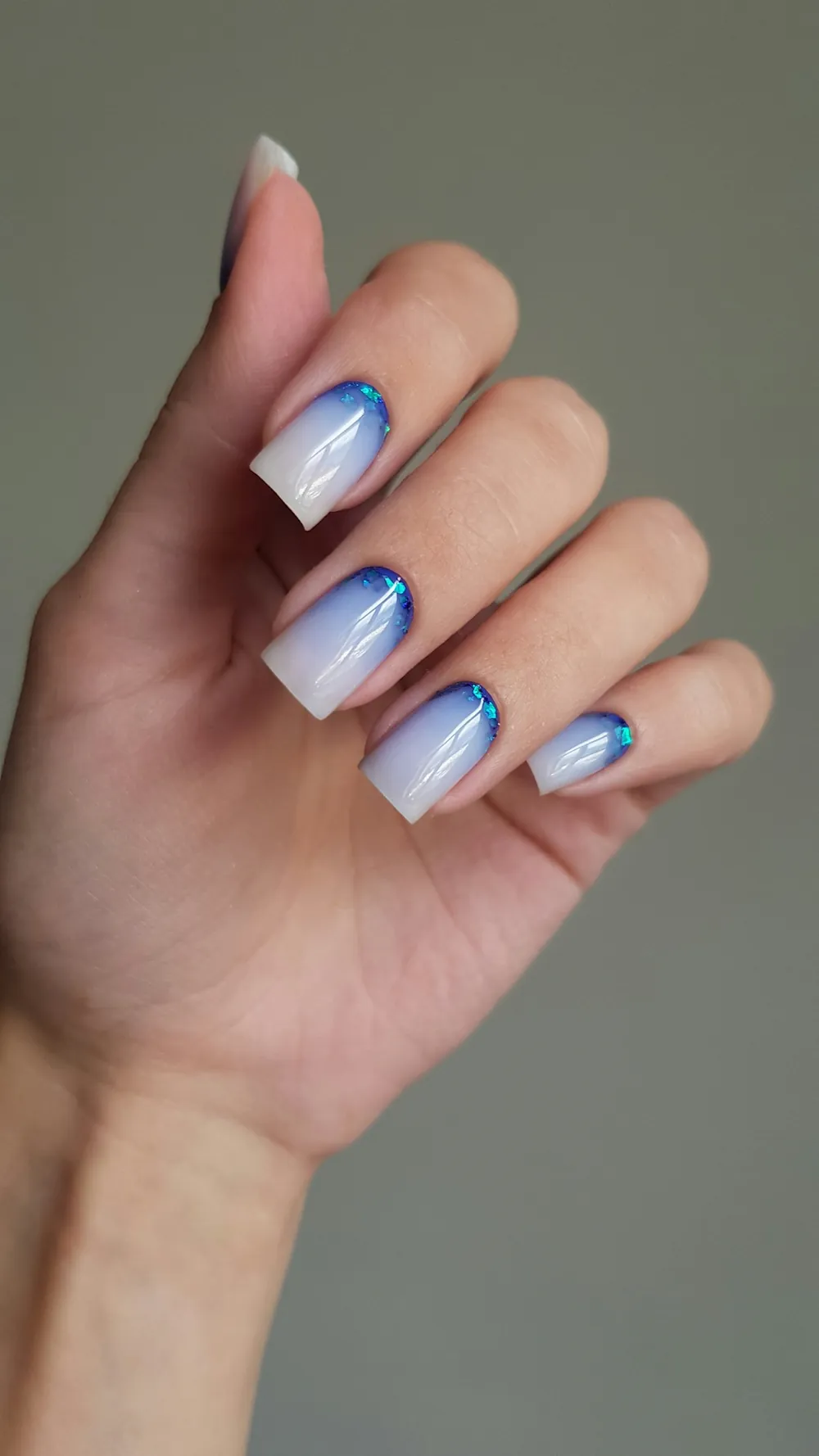 Uñas cuadradas con degradado de azul a blanco