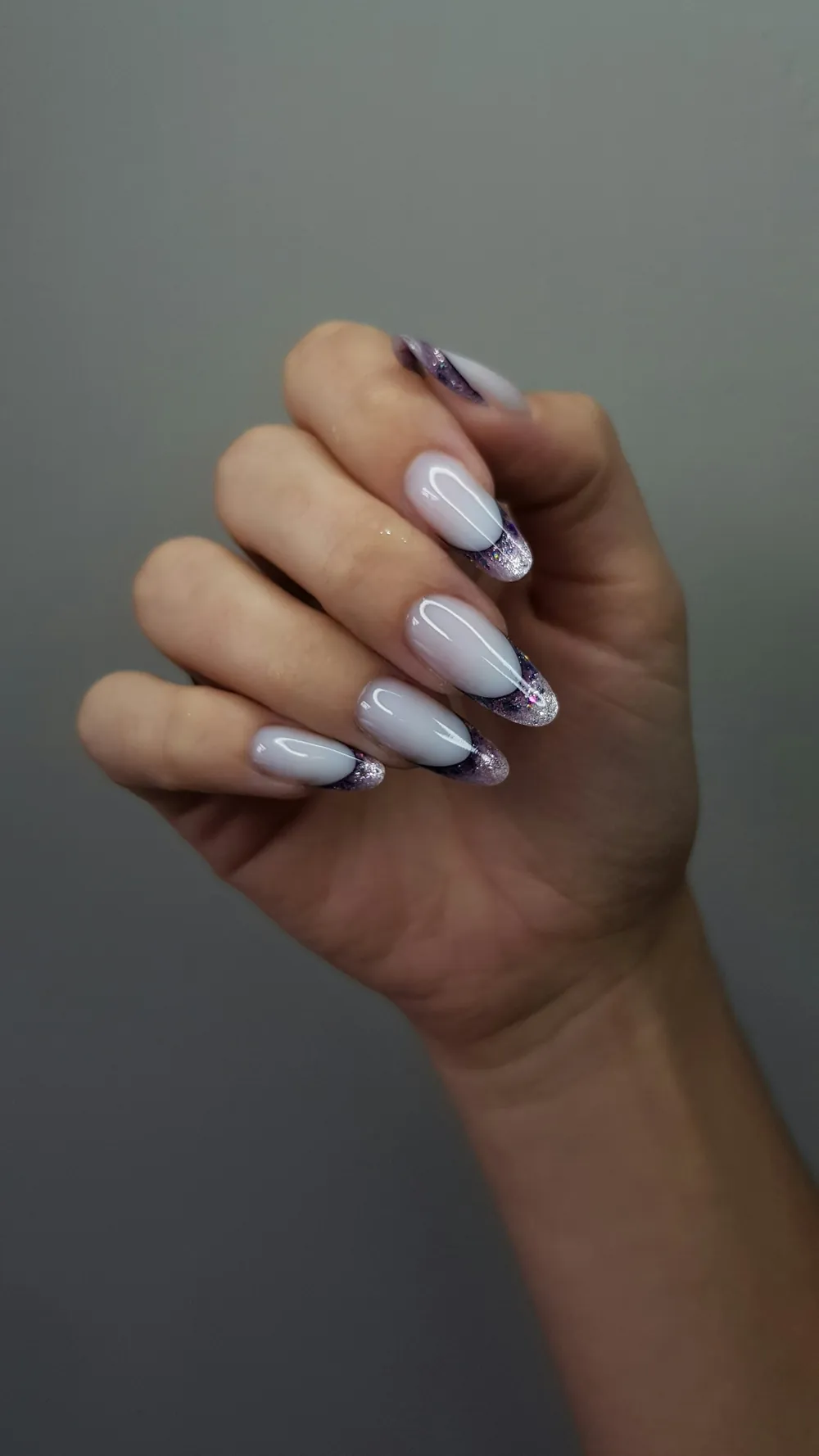 Uñas almendra blancas con puntas marmoladas en lila y negro